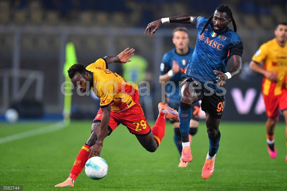 Italy Serie A - US Lecce vs SSC Napoli 28 October 2025, Italy, Lecce: Lecce's Lassana Coulibaly (L) and Napoli's Frank Anguissa battle for the ball during the Italian Serie A soccer matchday between US Lecce and SSC Napoli at the Via del Mare Stadium. Photo: Giovanni Evangelista/LaPresse via ZUMA Press/dpa