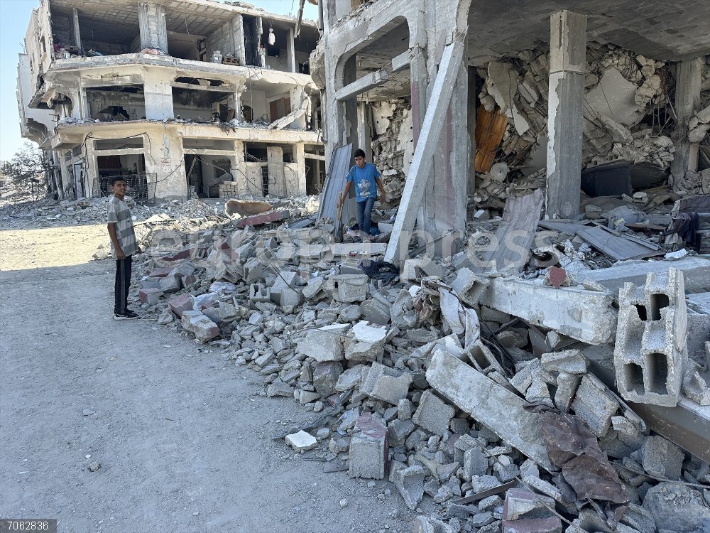 O.Próximo.- Al menos nueve muertos en ataques israelíes en la Franja de Gaza durante el October 28, 2025, Khan Yunis, Gaza Strip, Palestinian Territory: Palestinians return to the center of Khan Younis in the southern Gaza Strip to inspect their damaged homes and begin initial repair efforts, despite widespread destruction and limited resources. Khan Younis, Gaza Strip, October 28, 2025