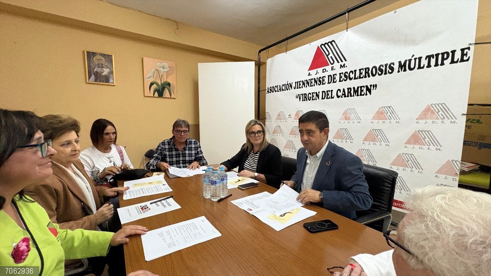 Jáen.-MásJaén.-La Diputación reconoce la labor de la Asociación Jiennense de Esclerosis Múltiple en su 30º aniversario El presidente de la Diputación Provincial de Jaén, Paco Reyes, durante su visita a la sede de la Asociación Jiennense de Esclerosis Múltiple (Adjem).