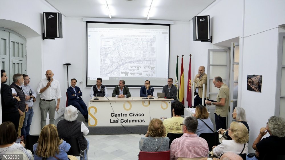 El delegado del Distrito Triana, Manuel Alés, y técnicos de Emasesa y la Gerencia Municipal de Urbanismo durante la reunión con los vecinos. El delegado del Distrito Triana, Manuel Alés, y técnicos de Emasesa y la Gerencia Municipal de Urbanismo durante la reunión con los vecinos.