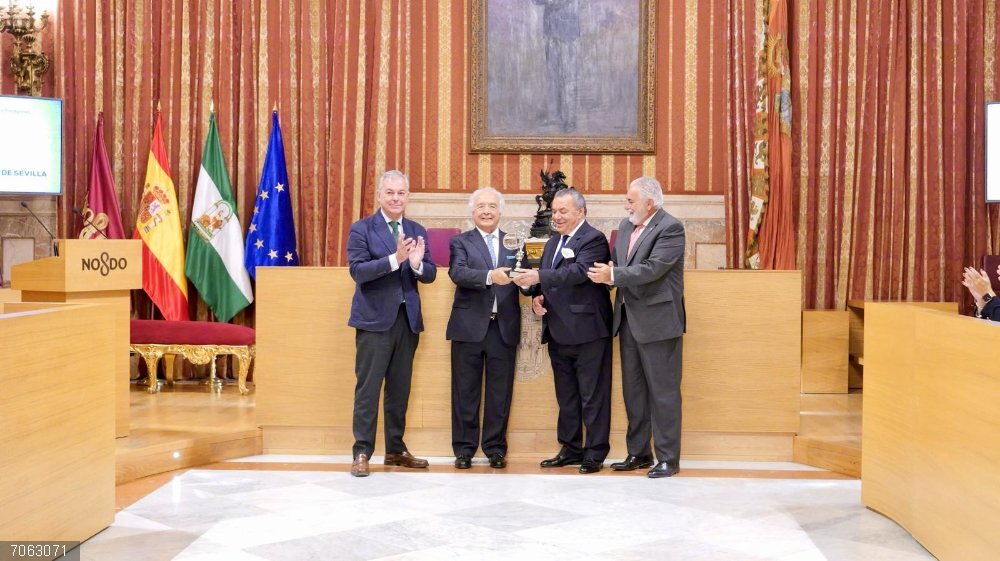Sevilla.- Los del Río reciben el Premio Embajador de Sevilla 2025 por proyectar la música y la cultura sevillana El alcalde de Sevilla, José Luis Sanz, junto a Los del Río en la entrega del Premio Embajador de Sevilla 2025.