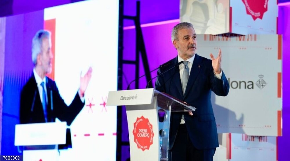 Collboni entrega los Premis Comerç y realza la "identidad" que aportan los comerciantes a Barcelona El alcalde de Barcelona, Jaume Collboni, en la entrega de los Premis Comerç