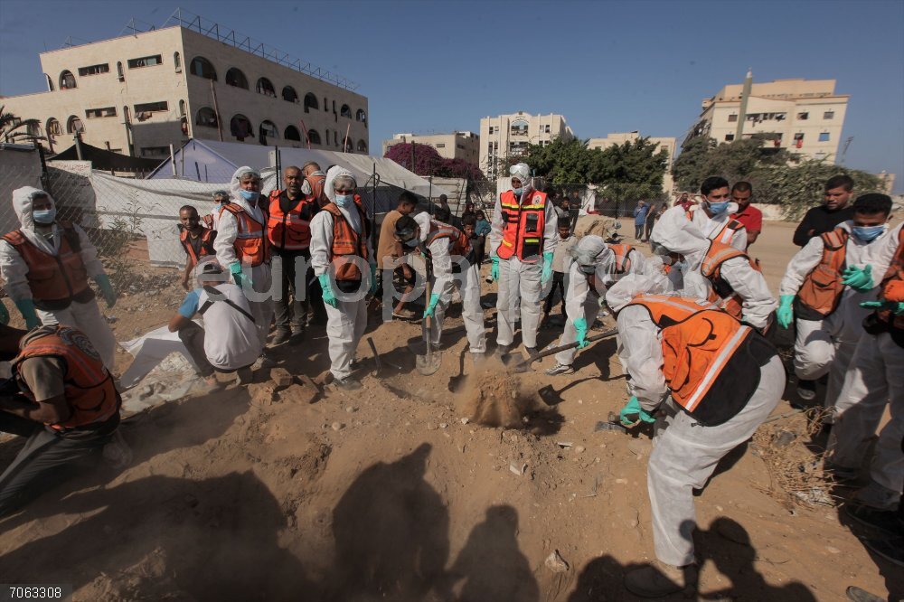 El brazo armado de Hamás recupera los cuerpos de dos rehenes durante las operaciones de búsqueda en Gaza October 28, 2025, Gaza, Palestine: (INT) Rescue Team Recovered 70 Bodies in Al-Katiba Area-Gaza. October 28, 2025,Gaza, Palestine: .Civil Defense rescue teams recovered 70 bodies from the streets and under the rubble in the Al-Katiba area, west of Tel Al-Hawa in Gaza City. The operation came after days of heavy bombardment that prevented access to the area. Teams continue searching for missing persons amid massive destruction and severe shortages of equipment and humanitarian supplies.