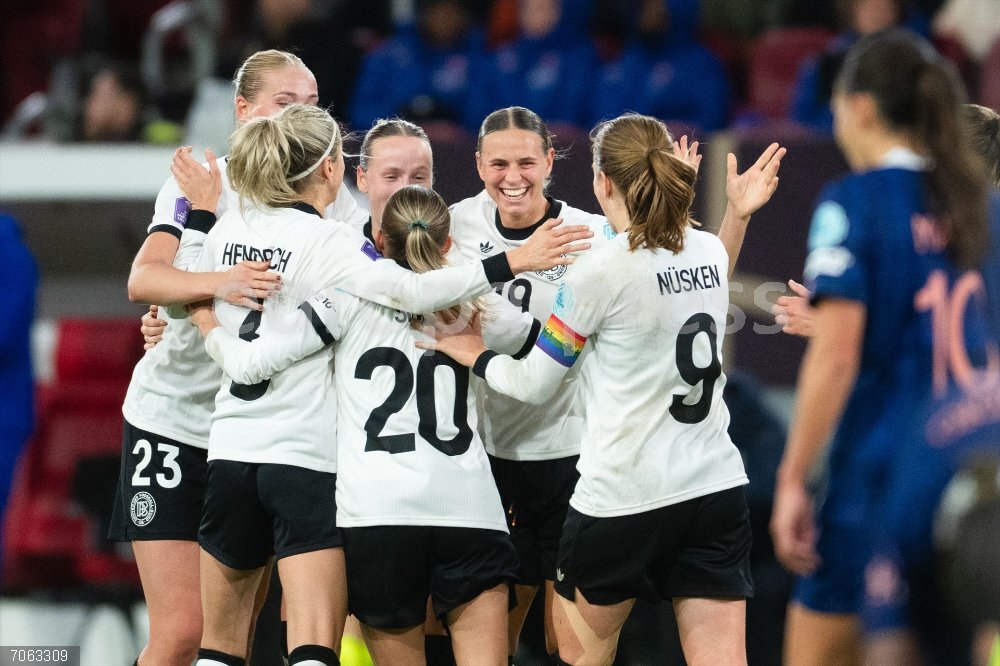UEFA Women's Nations League - Germany vs France 24 October 2025, North Rhine-Westphalia, Duesseldorf: Germany's Klara Buehl (2nd R) celebrates scoring her side's first goal with teammates during the UEFA Women's Nations League semi-final, first leg, soccer match between Germany and France at the Merkur Spiel-Arena. Photo: Marius Becker/dpa