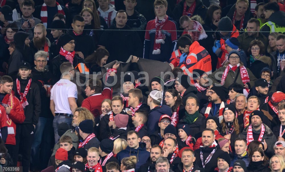 Fútbol.- Fallece un aficionado del RB Leipzig en un partido de la Copa alemana 28 October 2025, Brandenburg, Cottbus: Paramedics are on duty in the Cottbus fan block during the German DFB Cup 2nd round soccer match between FC Energie Cottbus and RB Leipzig at Stadion der Freundschaft. Photo: Robert Michael/dpa - WICHTIGER HINWEIS: Gemäß den Vorgaben der DFL Deutsche Fußball Liga bzw. des DFB Deutscher Fußball-Bund ist es untersagt, in dem Stadion und/oder vom Spiel angefertigte Fotoaufnahmen in Form von Sequenzbildern und/oder videoähnlichen Fotostrecken zu verwerten bzw. verwerten zu lassen.
