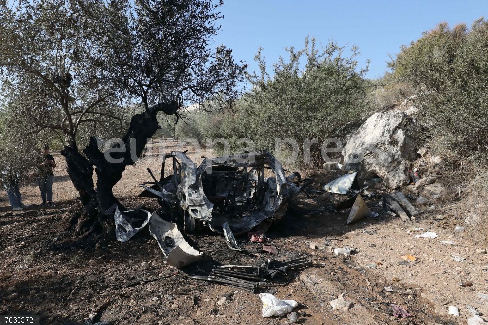 O.Próximo.-Yihad Islámica reconoce como suyos los tres palestinos muertos en una incursión israelí en Yenín, Cisjordania October 28, 2025, Nablus, West Bank, Palestinian Territory: Palestinians look at the wreckage of a car at the site where Israeli forces killed three Palestinians during a raid in Wadi Hassin, west of Jenin in the occupied West Bank. Jenin, West Bank, October 28, 2025