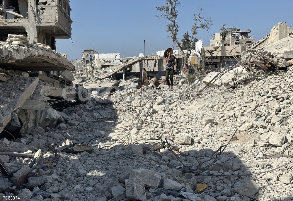 O.Próximo.- Trump alega que Israel "tiene derecho" a tomar represalias en la Franja de Gaza October 28, 2025, Khan Yunis, Gaza Strip, Palestinian Territory: Palestinians return to the center of Khan Younis in the southern Gaza Strip to inspect their damaged homes and begin initial repair efforts, despite widespread destruction and limited resources. Khan Younis, Gaza Strip, October 28, 2025