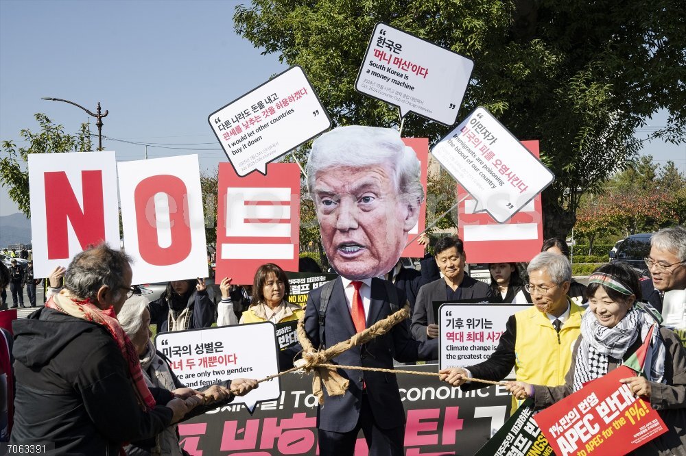 Anti-Trump Protest Held In Gyeongju 29 October 2025, South Korea, Kyongju: Anti-Trump activists stage a protest in front of Guhwanggyo Bridge in Gyeongju on the 29th, opposing U.S. President Donald Trump's visit to South Korea. The protesters denounced Trump's remarks and criticized what they called economic exploitation through tariffs, displaying red papers inscribed with anti-Trump slogans. Photo: Suh Jeen Moon/ZUMA Press Wire/dpa