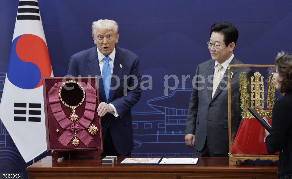 US, South Korean presidents meet on the sidelines of APEC 29 October 2025, South Korea, Gyeongju: South Korean President Lee Jae Myung (R) speaks to U.S. President Donald Trump after conferring the state-awarded Grand Mugunghwa Medal, South Korea's highest order of civil merit, on Trump ahead of their talks at the National Museum in Gyeongju. In front of Lee is a replica of a Korean gold crown from a royal tomb from the Silla Kingdom (57 B.C.-A.D. 935) that was gifted to the U.S. leader. Photo: ---/YNA Pool/dpa