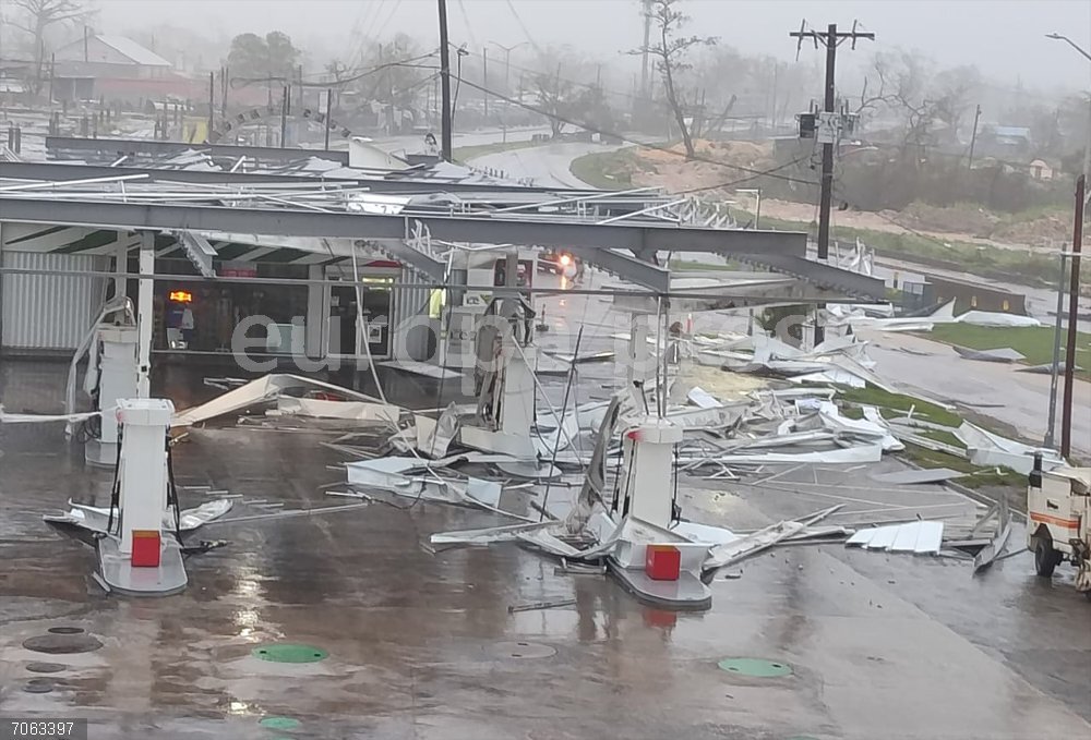 El huracán 'Melissa' golpea Jamaica en categoría 5 y llega a Cuba, donde ya hay más de 735.000 evacuados MONTEGO BAY, Oct. 29, 2025  -- This photo taken on Oct. 28, 2025 shows a gas station damaged by the Hurricane Melissa in Montego Bay, Jamaica. At least seven people were killed across the northern Caribbean as category 5 Hurricane Melissa made landfall Tuesday on the southwestern coast of the island of Jamaica, according to local media reports.
