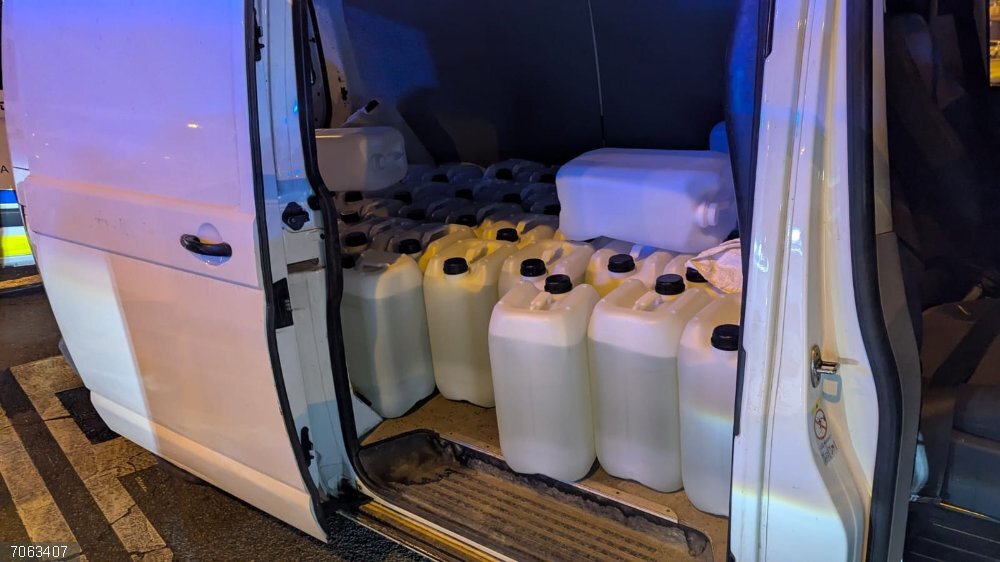 Almería.-Sucesos.-Detenidos con 1.400 litros de gasolina en una furgoneta tras intentar atropellar a agentes en su huida Garrafas de gasolina intervenidas por la Policía Local en una furgoneta tras una persecuión en Almería