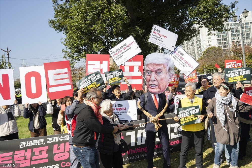 Anti-Trump Protest Held In Gyeongju Ahead Of U.S. President Visit October 29, 2025, Gyeongju, Seoul, South Korea: Anti-Trump activists stage a protest in front of Guhwanggyo Bridge in Gyeongju on the 29th, opposing U.S. President Donald Trumpâ€s visit to South Korea. The protesters denounced Trumpâ€s remarks and criticized what they called economic exploitation through tariffs, displaying red papers inscribed with anti-Trump slogans.,Image: 1048902320, License: Rights-managed, Restrictions: , Model Release: no, Credit line: Suh Jeen Moon / Zuma Press / ContactoPhoto
Editorial licence valid only for Spain and 3 MONTHS from the date of the image, then delete it from your archive. For non-editorial and non-licensed use, please contact EUROPA PRESS.
