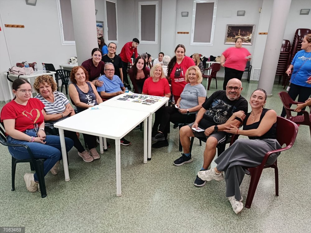 El programa 'Vecino del Barrio' celebra una jornada intergeneracional entre mayores y alumnado del IES Mediterráneo El programa 'Vecino del Barrio' celebra una jornada intergeneracional entre mayores y alumnado del IES Mediterráneo