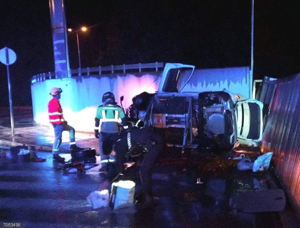 Imagen del vehículo tras chocar contra un muro en la Avenida Milán de Ponferrada (León). Imagen del vehículo tras chocar contra un muro en la Avenida Milán de Ponferrada (León).