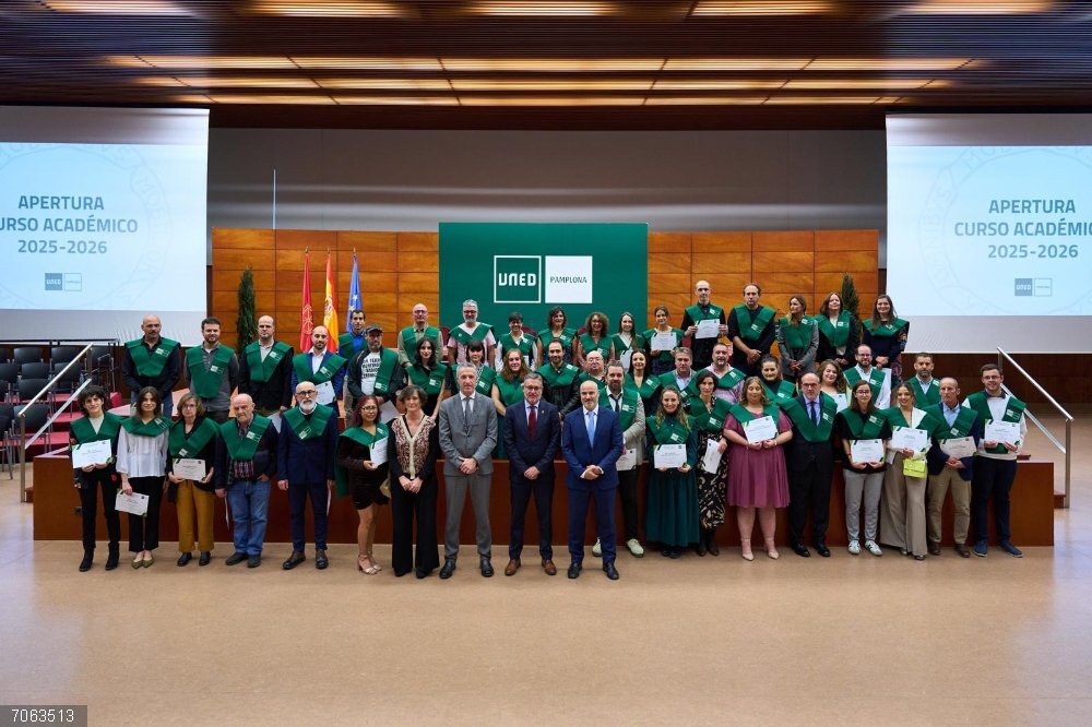 El consejero García, junto al resto de participantes en el acto de apertura del curso académico 2025-2026 de la UNED en Pamplona El consejero García, junto al resto de participantes en el acto de apertura del curso académico 2025-2026 de la UNED en Pamplona