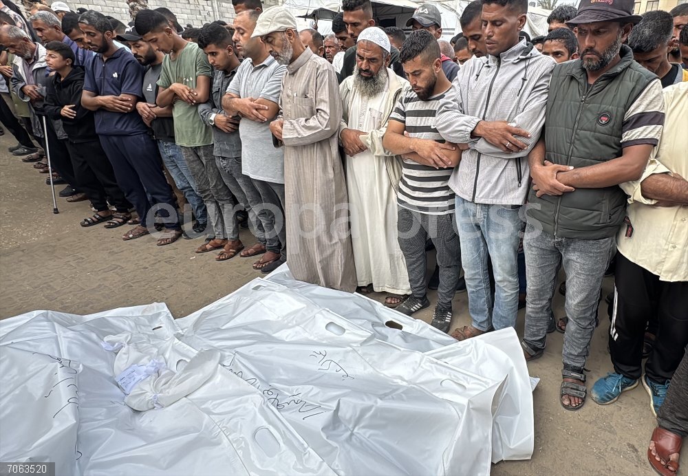 Israeli-Palestinian conflict - Khan Younis 29 October 2025, Palestinian Territories, Khan Yunis: People attend the funeral held at Nasser Hospital for Palestinians who were killed in the Israeli attack on Khan Yunis, despite the ceasefire. At least 91 people were killed in the attack, including children. Photo: Tamer Ibrahim/APA Images via ZUMA Press Wire/dpa