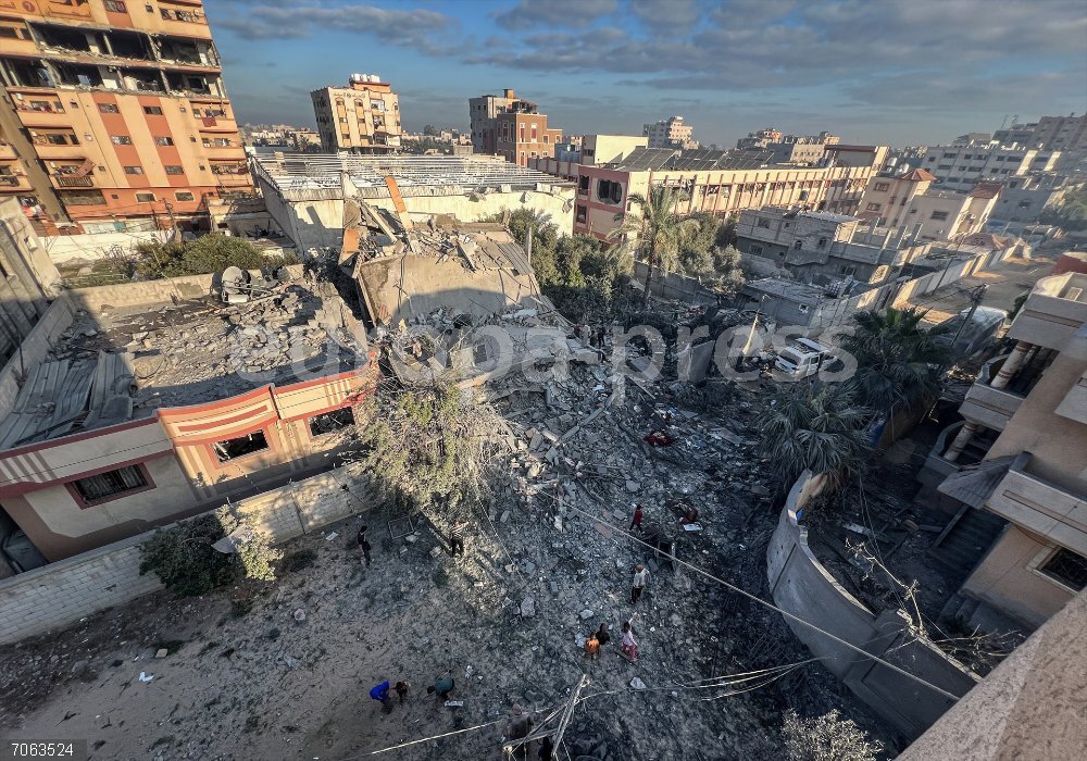 O.Próximo.- Israel anuncia la reactivación del alto el fuego tras unos ataques que dejan más de cien muertos en Gaza October 29, 2025, Nusairat, Gaza Strip, Palestinian Territory: Palestinians inspect the heavily damaged buildings, some of which have been completely destroyed, and collect usable items at the Nuseirat refugee camp after Israeli forces struck the central Gaza, violating the ceasefire, on October 29, 2025 in Deir al-Balah, Gaza. The Israeli army killed 63 Palestinians, including 24 children, in the Gaza Strip since Tuesday evening, violating the ceasefire agreement, according to medics
