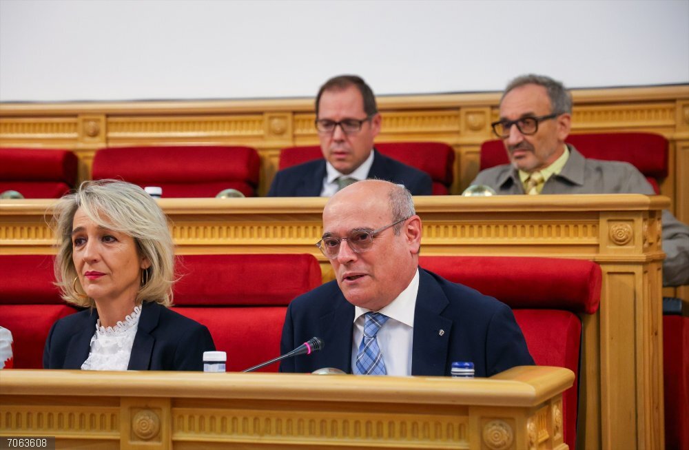 Vox Toledo pide que Santa Fe se utilice para mostrar los fondos del Museo de Santa Cruz almacenados en sótanos Concejales de Vox en el pleno del Ayuntamiento de Toledo