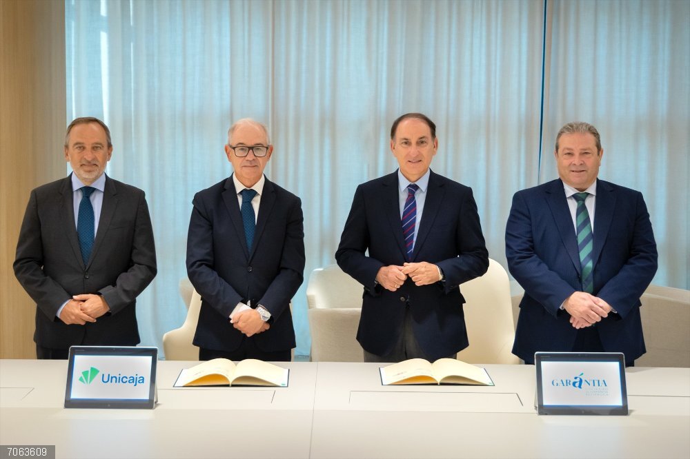 Unicaja y Garántia destinan 160 millones a préstamos con avales para financiar a pymes y autónomos andaluces De izquierda a derecha, el director de Red Comercial de Unicaja, Agustín Sánchez; el CEO de Unicaja, Isidro Rubiales; el presidente de Garántia, Javier González de Lara, y el director general de Garántia, Antonio Vega.