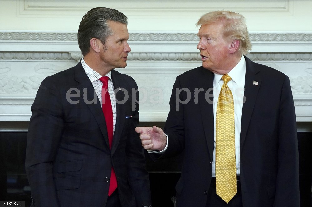 EEUU.- EEUU comunica a sus aliados que reducirá su presencia militar en Europa, según Rumanía October 23, 2025, Washington, District Of Columbia, USA: United States President DONALD TRUMP (R) and US Secretary of War PETE HEGSETH (L) during a roundtable with the Homeland Security Task Force in the State Dining Room of the White House.