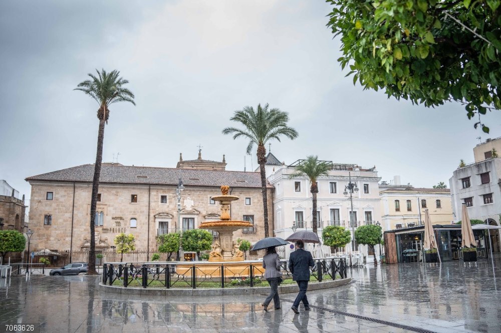 El Ayuntamiento de Mérida aconseja no circular ni pasear por zonas arboladas, parques o jardines por la alerta de lluvia Plaza de España de Mérida en una jornada lluviosa