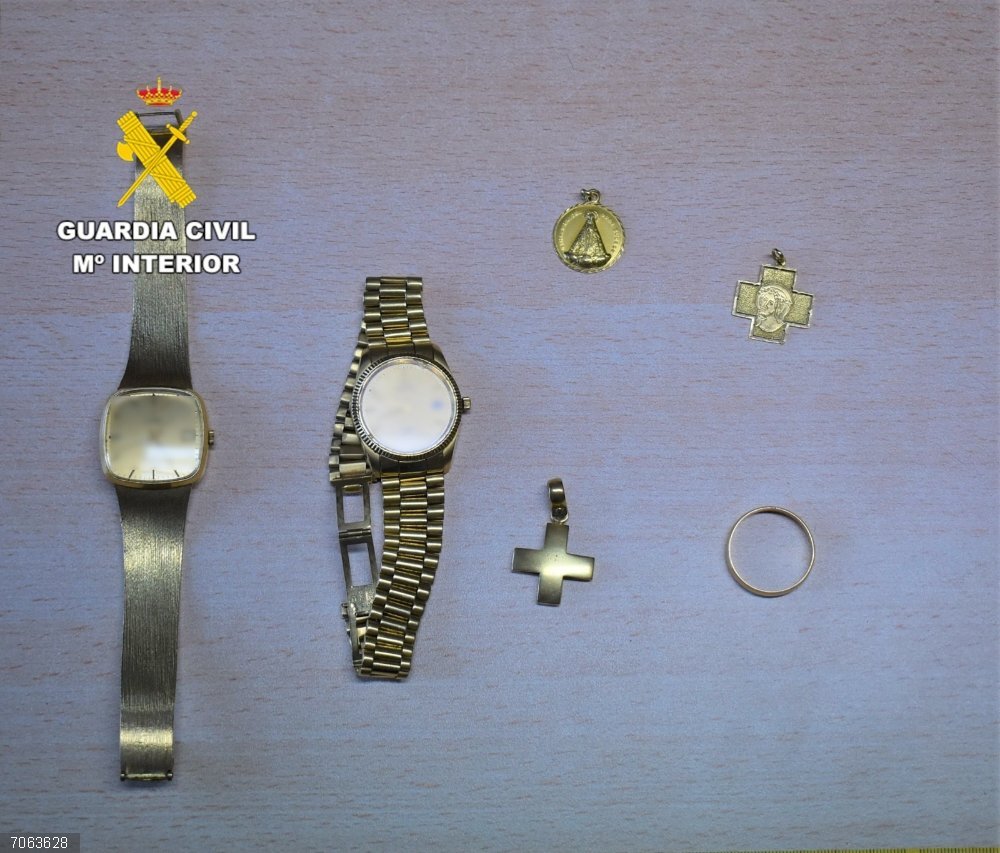Sucesos.- Detenido por el hurto de joyas en el interior de un domicilio en La Robla (León) valoradas en 25.000 euros Joyas que fueron sustraídas en el interior de un domicilio de La Robla (León).