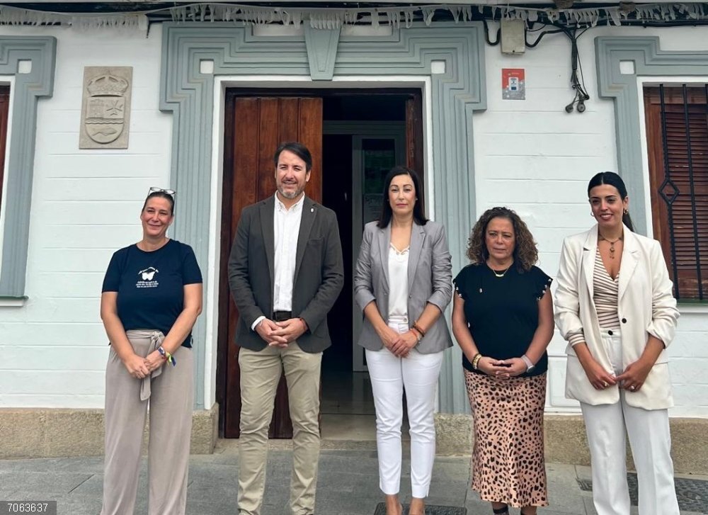 Sevilla.-Diputación invierte más de 215.000 euros en el tramo de SE-4104 próximo a Alcolea dañado por lluvias de marzo La diputada del Área de Cohesión Territorial, Teresa Jiménez, en el centro, junto al alcalde de Alcolea del Río, José Raimundo López, a las puertas del Consistorio.