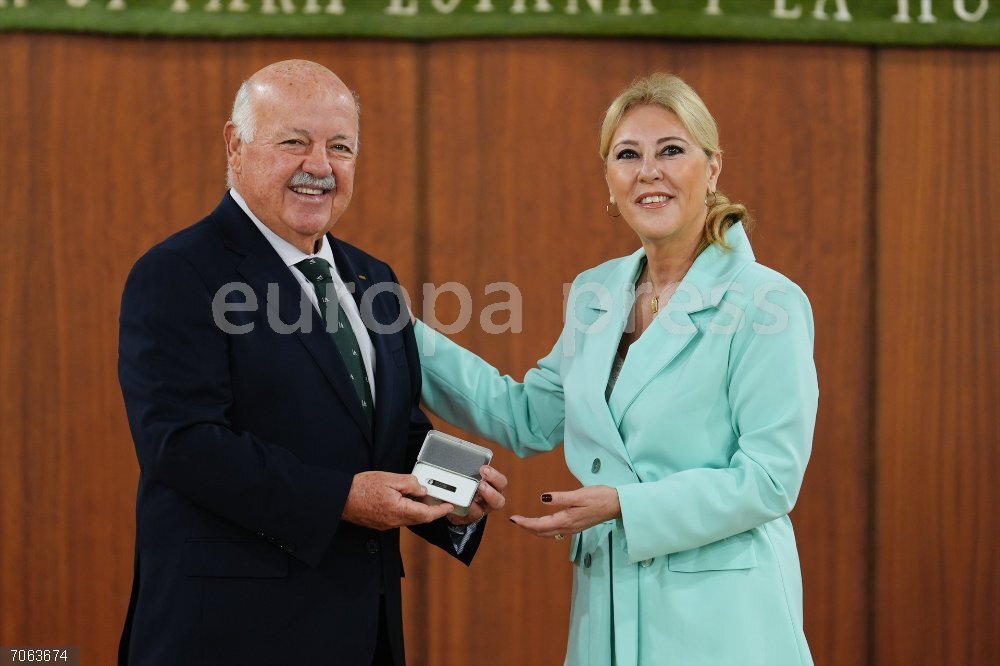 Presentación del Presupuesto de la Comunidad Autónoma de Andalucía para 2026 en el Parlamento La consejera de Economía, Hacienda, Fondos Europeos y Diálogo Social, Carolina España, entrega el proyecto de Ley de Presupuestos de la Comunidad Autónoma para 2026 al presidente del Parlamento, Jesús Aguirre. A 29 de octubre de 2025, en Sevilla (Andalucía, España). El proyecto de Ley de Presupuestos de la comunidad autónoma andaluza para 2026, que asciende a 51.597,9 millones de euros y en el que se prevé un crecimiento del PIB del 2,3 por ciento y la creación de 85.750 empleos, de esta manera, las cuentas para el próximo año crecen en un 5,6 por ciento respecto a las del ejercicio anterior (2.726 millones más).
