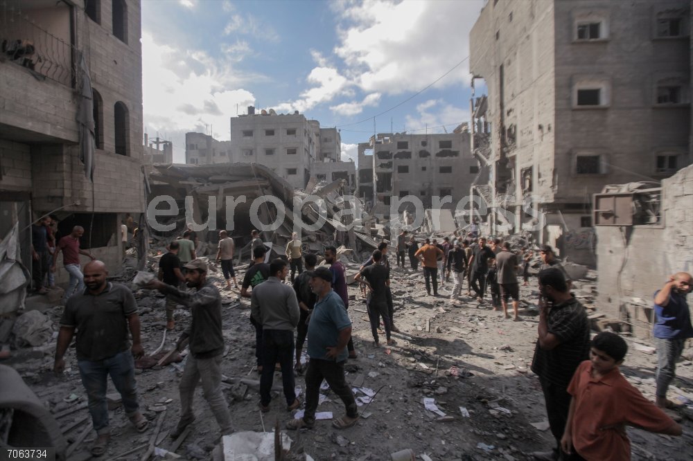 Israeli-Palestinian conflict - Gaza 29 October 2025, Palestinian Territories, Gaza: The aftermath of Israeli airstrikes on a residential block near Al-Sousi Mosque in Al-Shati refugee camp, west of Gaza City, destroying many homes and leveling some to the ground. Civil defense and ambulance teams are rescuing victims and recovering bodies from rubble amid ongoing strikes, widespread destruction, and equipment shortages. Photo: Hashem Zimmo/TheNEWS2 via ZUMA Press Wire/dpa