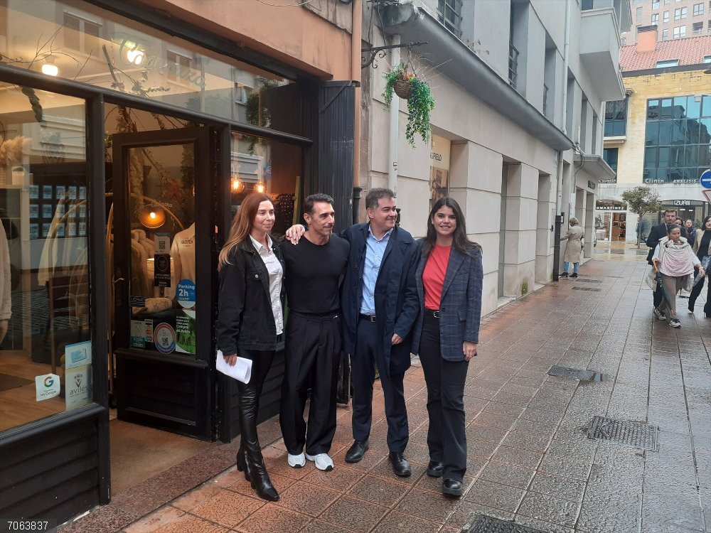 Avilés.- El Principado y el Ayuntamiento presentan el 'Carné Joven Europeo', destinado a personas entre 12 y 30 años Viky Cuesta (Departamento comercial UCAYC), Juan José Presno (Cadenzza Store), Francisco de Asís Fernández y Raquel Ruiz.