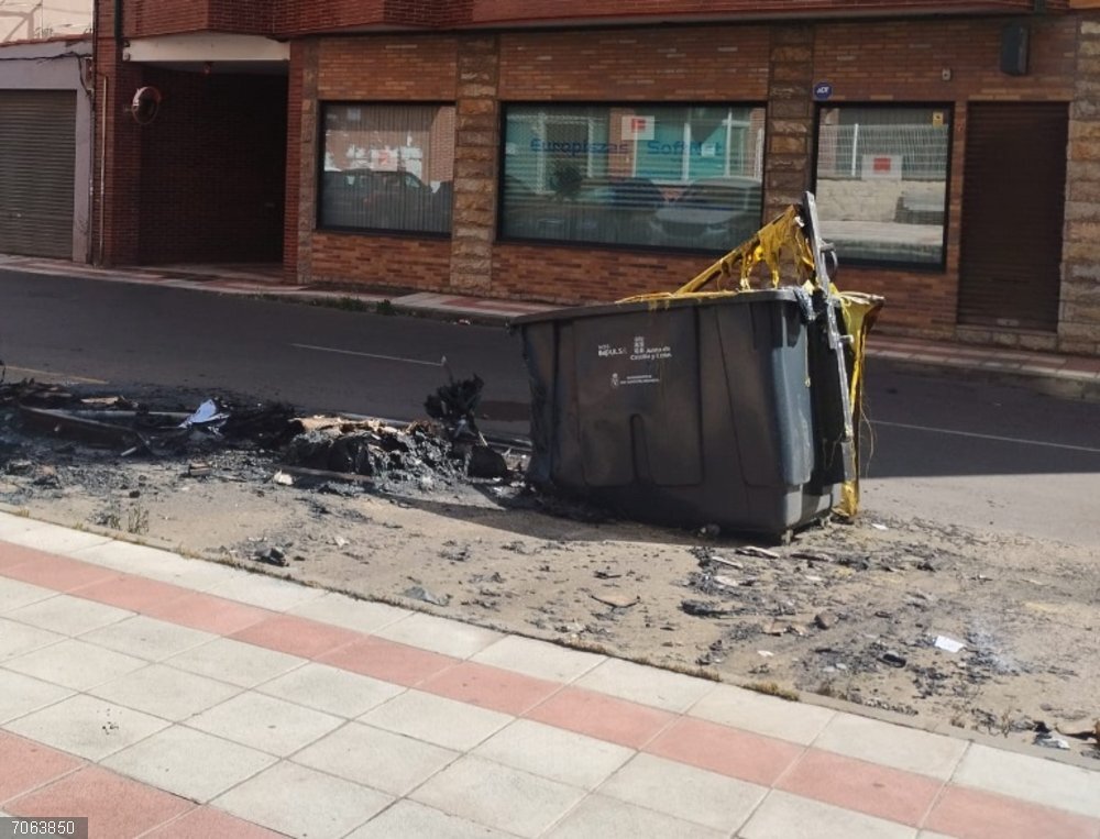 Sucesos.- Sancionados con 2.500 euros tres jóvenes por la quema de contenedores en San Andrés del Rabanedo (León) Imagen de archivo de contenedores quemados en San Andrés del Rabanedo.