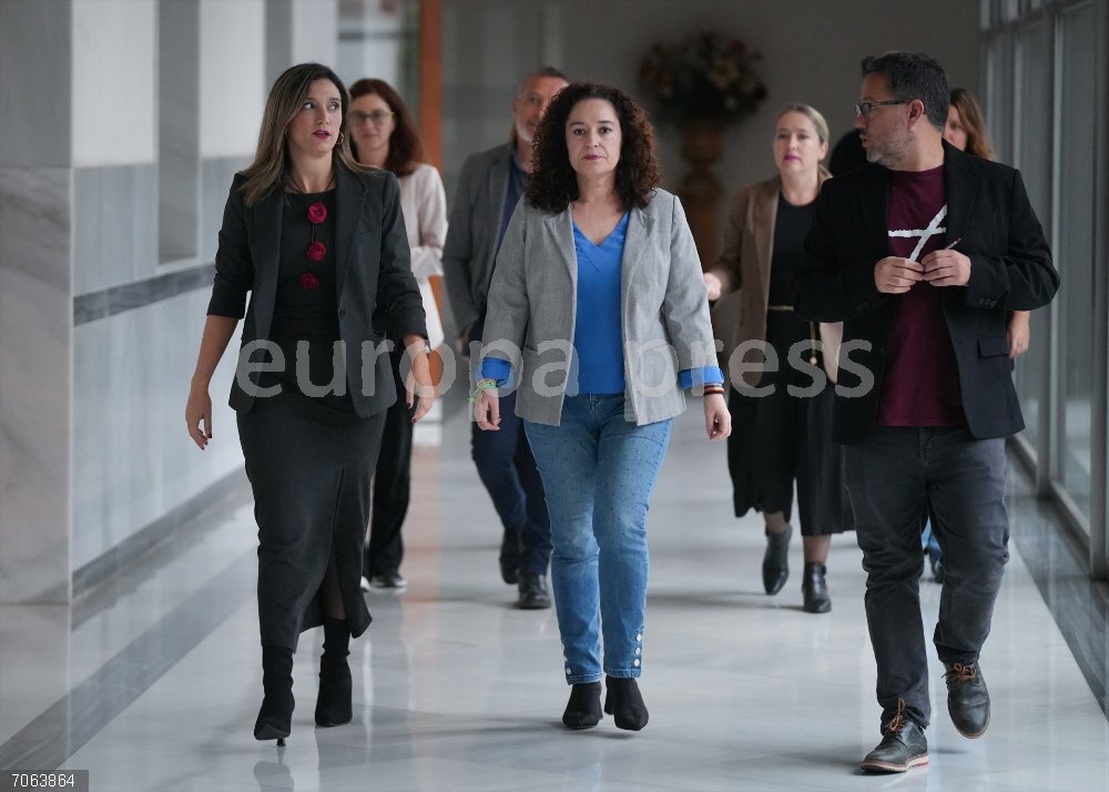 Rueda de prensa conjunto de los portavoces parlamentarios del PSOE-A, Adelante Andalucía y Por Andalucía (I-D) Los portavoces parlamentarios del PSOE-A, María Márquez; Adelante Andalucía, José Ignacio García; y Por Andalucía, Inmaculada Nieto; atienden a los medios de comunicación. A 29 de octubre de 2025, en Sevilla (Andalucía, España). Los portavoces parlamentarios de los grupos de izquierda, Por Andalucía, Adelante Andalucía, y PSOE-A; han convocado una rueda de prensa conjunta tras el plantón al acto de presentación de los presupuestos 2026, a los que no han asistido.