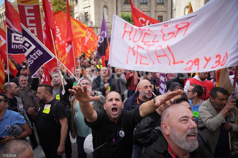 El sector del metal protesta en Barcelona por la "falta de voluntad" para negociar de la UPM Varias personas durante una concentración del sector del metal, a 29 de octubre de 2025, en Barcelona, Catalunya (España). CCOO y UGT de Catalunya han convocado una huelga hoy y mañana a la que están llamados 180.000 trabajadores del metal de la provincia de Barcelona, en protesta por la "falta de voluntad" de la patronal Unió Patronal Metal·lúrgica (UPM) para llegar a un acuerdo sobre el convenio del sector.