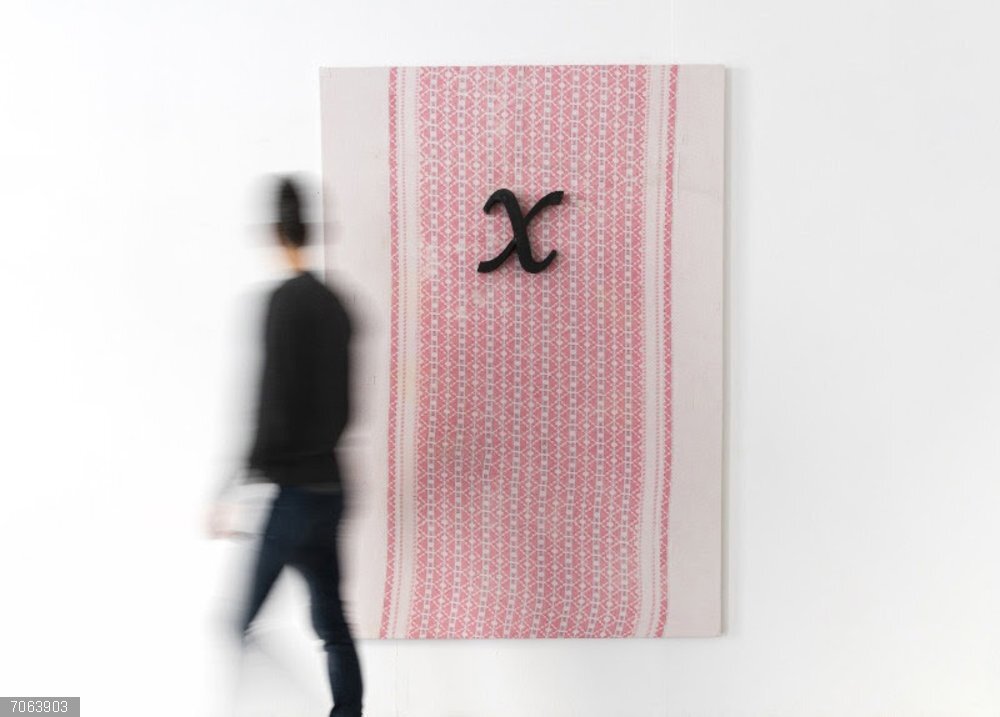 Cultura.- 'El sueño de la serpiente' reúne obras del pasado de la galería Luis Adelantado y artistas actuales Carmen Calvo, Un algo tras la puerta en la Galería Luis Adelantado