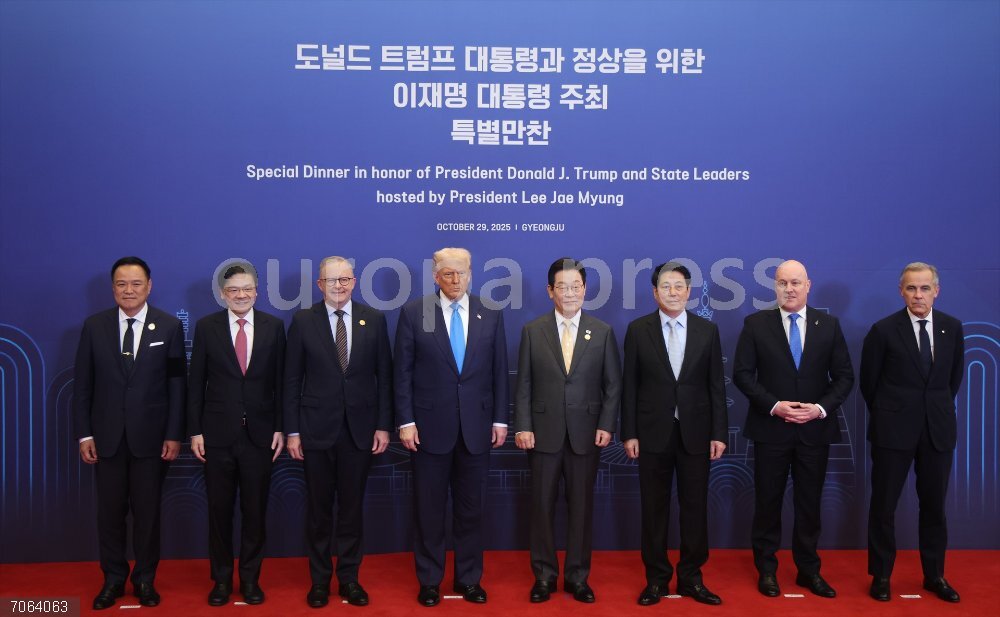 2025 APEC Summit in South Korea 29 October 2025, South Korea, Gyeongju: South Korea's President Lee Jae Myung (4th R) poses for a photo with (L-R) Thai Prime Minister Anutin Charnvirakul, Singaporean Prime Minister Lawrence Wong, Australian Prime Minister Anthony Albanese, US President Donald Trump, Vietnamese President Luong Cuong, New Zealand Prime Minister Christopher Luxon and Canadian Prime Minister Mark Carney ahead of a special dinner in the southeastern city of Gyeongju. Photo: -/YNA/dpa