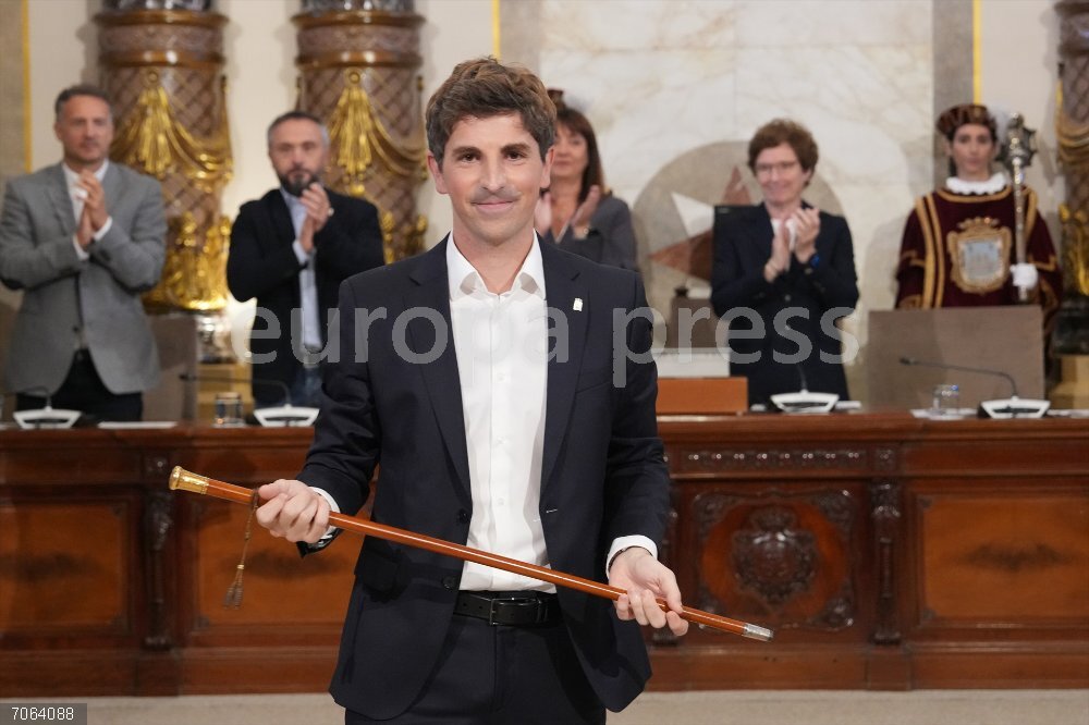 Jon Insausti es elegido nuevo alcalde de San Sebastián  El nuevo alcalde de San Sebastián, Jon Insausti, toma posesión del cargo durante un pleno extraordinario en el Ayuntamiento de San Sebastián, a 29 de octubre de 2025, en San Sebastián, Guipúzcoa, País Vasco (España). El hasta ahora concejal de Cultura, Euskera y Turismo de San Sebastián, Jon Insausti, ha sido designado como el nuevo alcalde de la ciudad después de que Eneko Goia anunciase el pasado 2 de octubre que dejaba el cargo tras diez años.