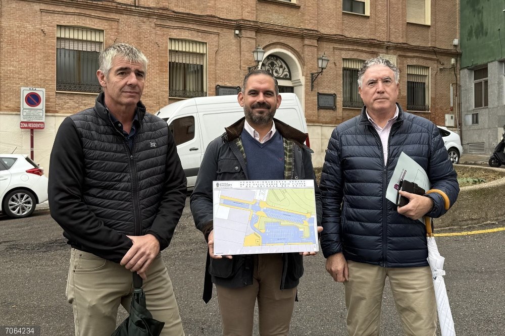El Ayuntamiento de Guadalajara invertirá 452.000 euros en la reordenación del entorno del asilo y calle María Pacheco El alcalde y concejal de Infraestructuras, Santiago López Pomeda, presenta la reordenación.