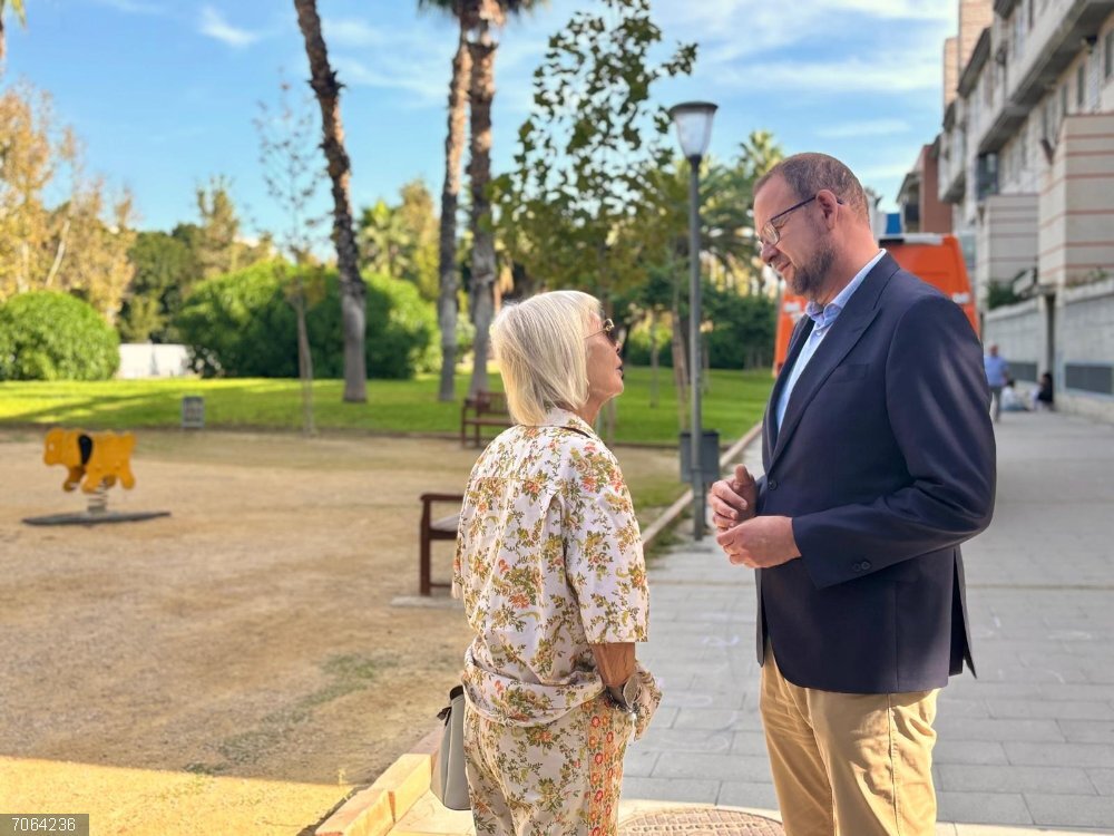 La Flota estrena nuevas luminarias que ahorrarán 125.000 euros y evitarán las emisiones de más de 250 toneladas de CO2 El concejal de Desarrollo Urbano y Ciudad Inteligente, José Guillén, supervisa los trabajos en el transitado Paseo científico Gabriel Císcar