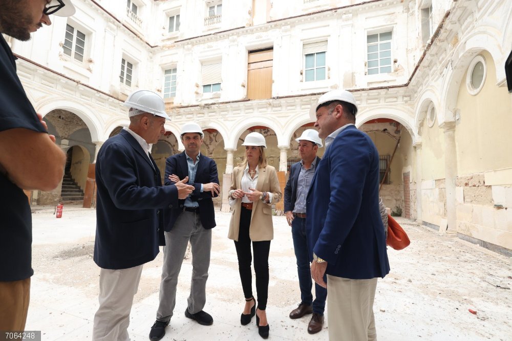 CádizAlDía.- Diputación licita por 800.000 euros las obras de consolidación del antiguo IES Rosario en Cádiz La presidenta de la Diputación de Cádiz, Almudena Martínez, en una visita al IES Rosario de Cádiz