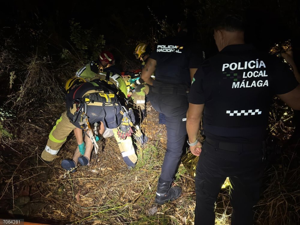 Málaga.- Sucesos.- Rescatan a una octogenaria perdida en una zona inestable por las lluvias en el distrito Este Intervención de Policía Nacional, Policía Local y Real Cuerpo de Bomberos de Málaga en la madrugada de este miércoles para rescatar a una mujer octogenario en el distrito Este de Málaga, que fue hallada con hipotermia tras desaparecer este pasado martes.