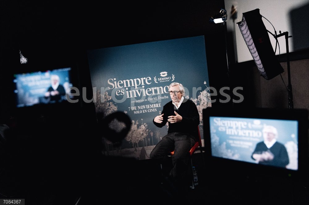 Entrevista a David Trueba El escritor y director de cine David Trueba durante una entrevista en los Cines Renoir Princesa, a 29 de octubre de 2025, en Madrid (España). Trueba estrena la película 'Siempre es invierno', un drama romántico protagonizado por David Verdaguer y Amaia Salamanca y basado en su propia novela ‘Blitz’,  que llegará a los cines el 7 de noviembre de la mano de Bteam Pictures.