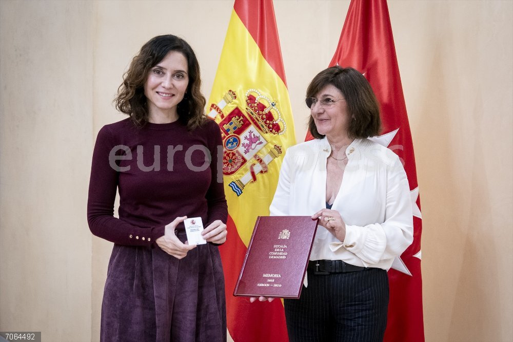 Ayuso recibe la memoria de la Fiscalía de Madrid en 2024 La presidenta de la Comunidad de Madrid, Isabel Díaz Ayuso (i), recibe  de la fiscal superior de la Fiscalía de la Comunidad de Madrid es Almudena Lastra de Inés (d), la memoria de las actividades de la Fiscalía de Madrid en 2024, en la Real Casa de Correos, a 29 de octubre de 2025, en Madrid (España).