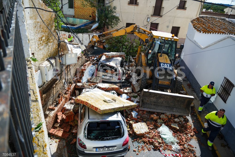 Jornada de fuertes lluvias y viento en Andalucía con aviso rojo en el litoral onubense Incidencias provocadas por un pequeño tornado en Gibraleón (Huelva). A 29 de octubre de 2025, en Gibraleón, Huelva (Andalucía, España). La Agencia Estatal de Meteorología (Aemet) mantiene activo un aviso naranja por lluvias hasta las 21,00 horas y un aviso amarillo por tormentas y fuertes vientos, con rachas que pueden alcanzar los 80 kilómetros por hora en la provincia de Sevilla.