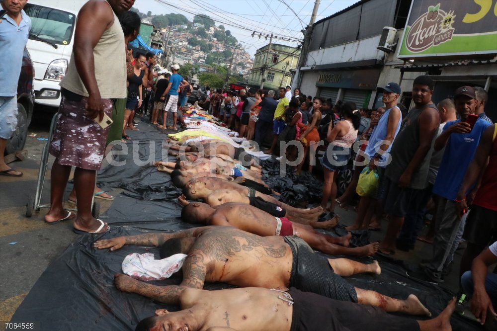 Residents Bring Dozens Of Bodies To Penha Square After Rio De Janeiro'S Deadliest Operation October 29, 2025, Rio De Janeiro, Rio De Janeiro, Brasil: Rio de Janeiro (RJ), 10/29/2025 - Containment Operation/Rio/CV/Alemao/Penha/RJ - Residents bring dozens of bodies to Penha Square after the deadliest operation in Rio de Janeiro, this Wednesday, October 29, 2025. The bodies were located in the woods between the Alemao and Penha complexes, in the northern zone of the city. (Foto: JosàLucena/Thenews2/Zumapress),Image: 1048982648, License: Rights-managed, Restrictions: , Model Release: no, Credit line: Jose Lucena / Zuma Press / ContactoPhoto
Editorial licence valid only for Spain and 3 MONTHS from the date of the image, then delete it from your archive. For non-editorial and non-licensed use, please contact EUROPA PRESS.