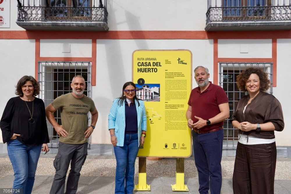 Santomera estrena las rutas turísticas 'Cruce de Veredas' con el apoyo del Gobierno regional La directora general de Competitividad y Calidad Turísticas, Eva Reverte, con el alcalde de Santomera, Víctor Martínez, ante uno de los hitos de la ruta urbana