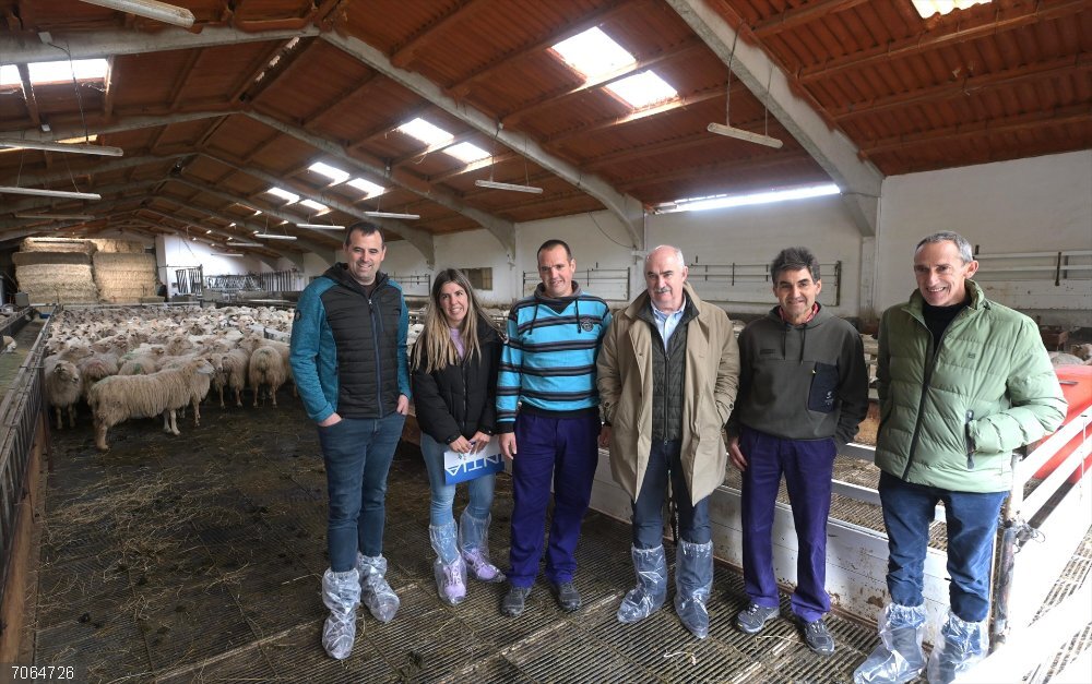 Desarrollo Rural activa un servicio de asesoramiento a jóvenes con interés en tomar el relevo en el sector primario El consejero Aierdi junto al director general Rubén Goñi y el ganadero de la explotación Javier Saralegi, que toma el relevo a Juan Luis Pellejero