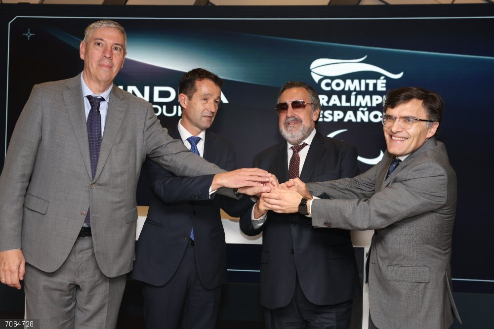 Varios.- 'Indra Group' se convierte en patrocinador oficial para este ciclo del Equipo Paralímpico Español Foto de familia tras la firma del acuerdo entre 'Inda Group' y el CPE