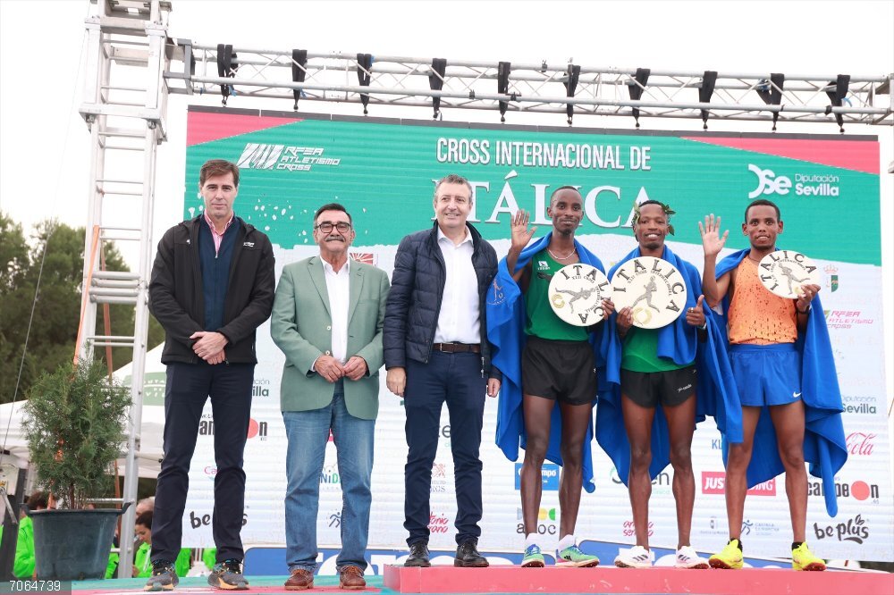 Sevilla.-El Cross de Itálica agota las plazas en la prueba popular mixta nocturna y en la 'carrera de pitufos' Foto de familia con los ganadores de una de las ediciones del Cross de Itálica.