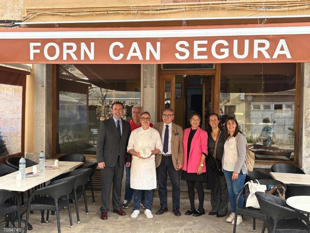 Diez comercios de Muro reciben la placa que acredita su adhesión al programa 'Emblemàtics Balears' Diez comercios de Muro adheridos a 'Emblemàtics Balears' reciben su placa