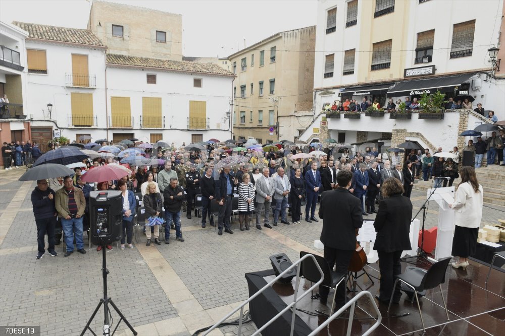 Homenaje a las víctimas de la dana en Letur (Albacete) Decenas de personas durante el homenaje a las víctimas de la dana, en la Plaza Mayor de Letur, a 29 de octubre de 2025, en Letur, Albacete, Castilla-La Mancha (España). Tras el homenaje se ha celebrado una misa funeral en la Parroquia Nuestra Señora de la Asunción de Letur. El 29 de octubre de 2024 las intensas lluvias provocaron el desbordamiento del arroyo de Letur y el fallecimiento de seis de sus vecinos.